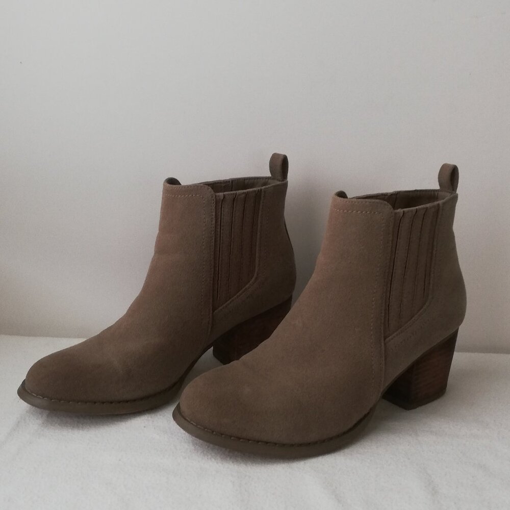 Women's DLG Light Brown Booties - Size 6